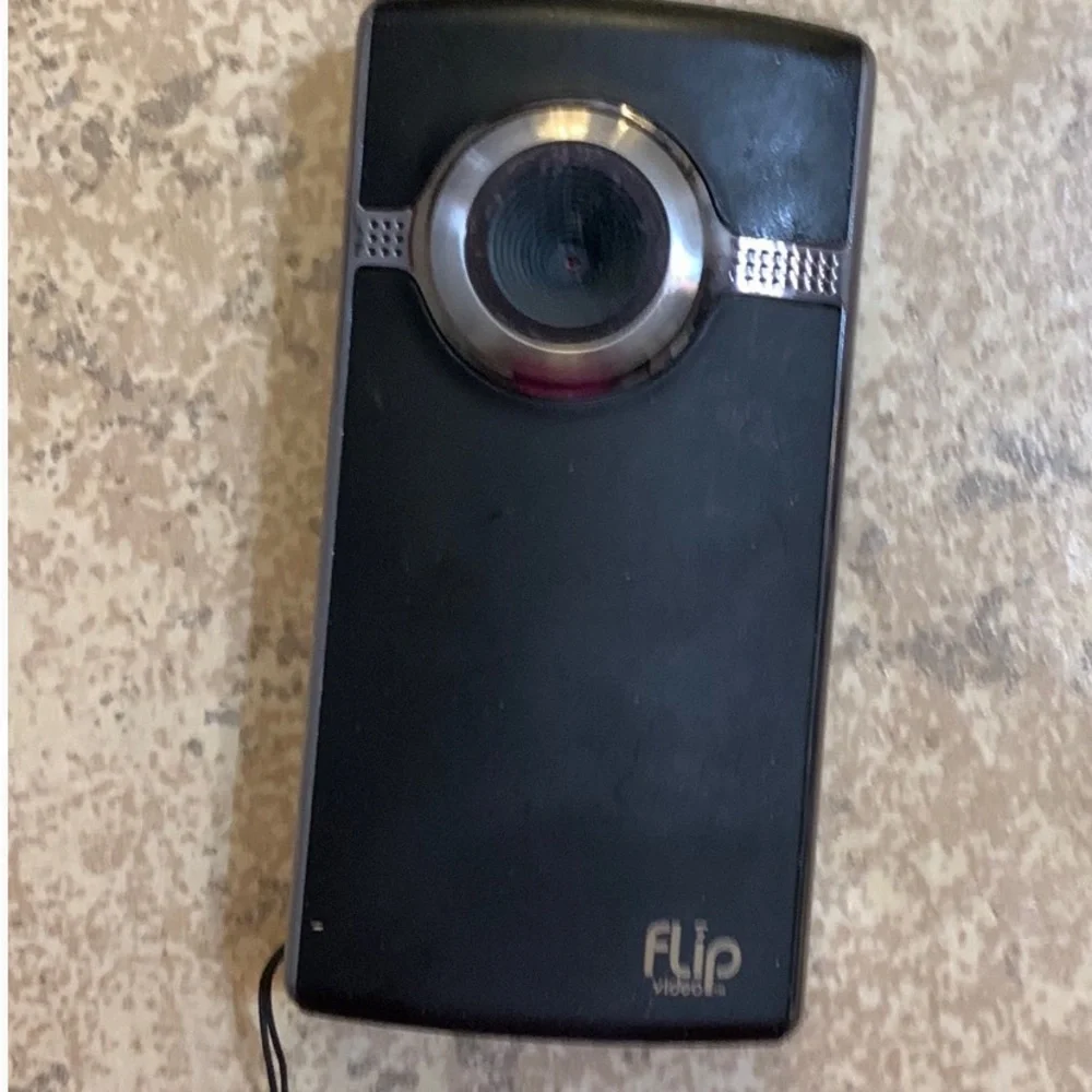 Cisco Flip Ultra HD Video U 2120 8GB Camcorder. Black / Silver- No Batteries Inc